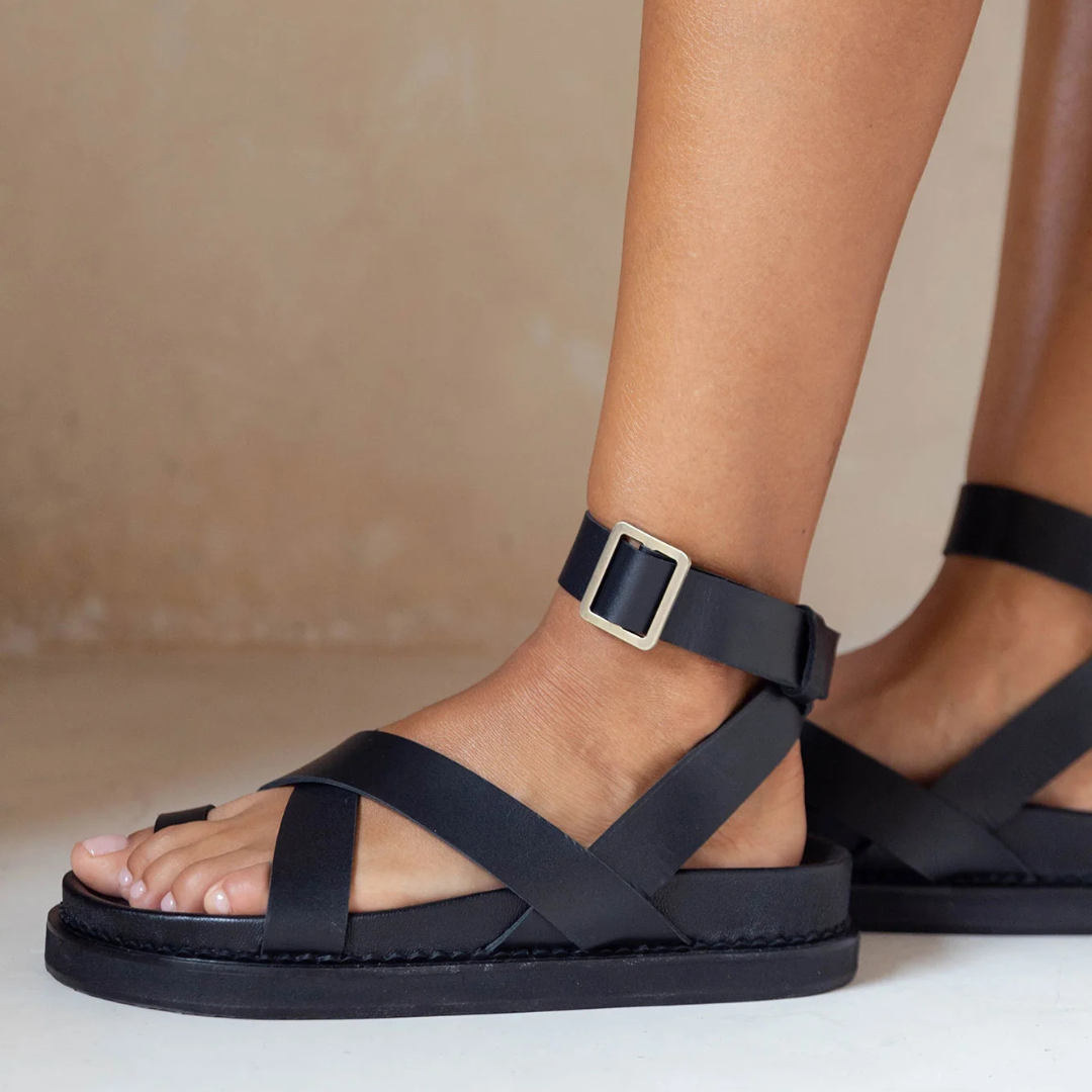 Sandalias de cuero con diseño entrecruzado y ajuste en el tobillo