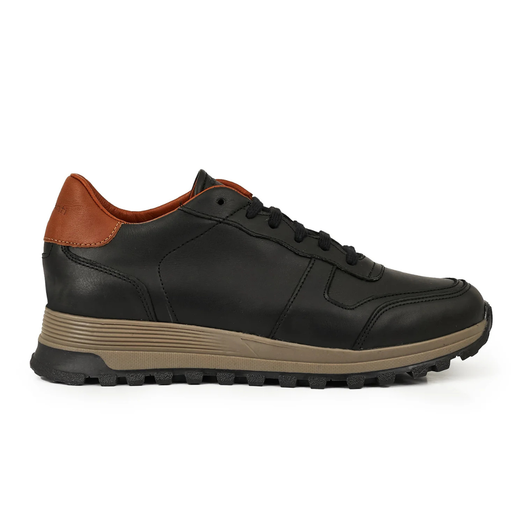 Zapatillas de hombre de cuero negro con detalles marrones
