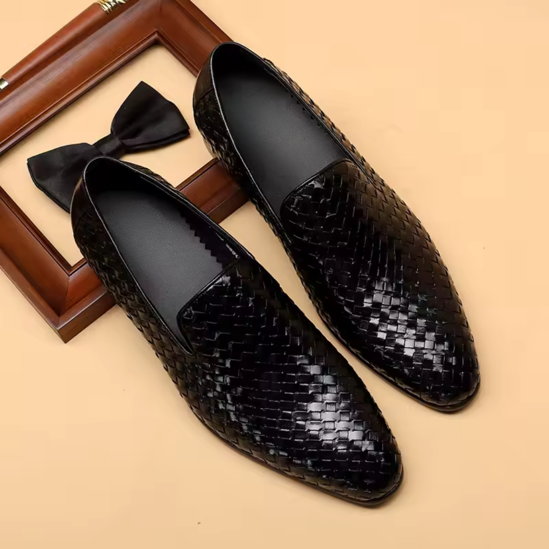 Mocasines de hombre de cuero brillante con textura rugosa