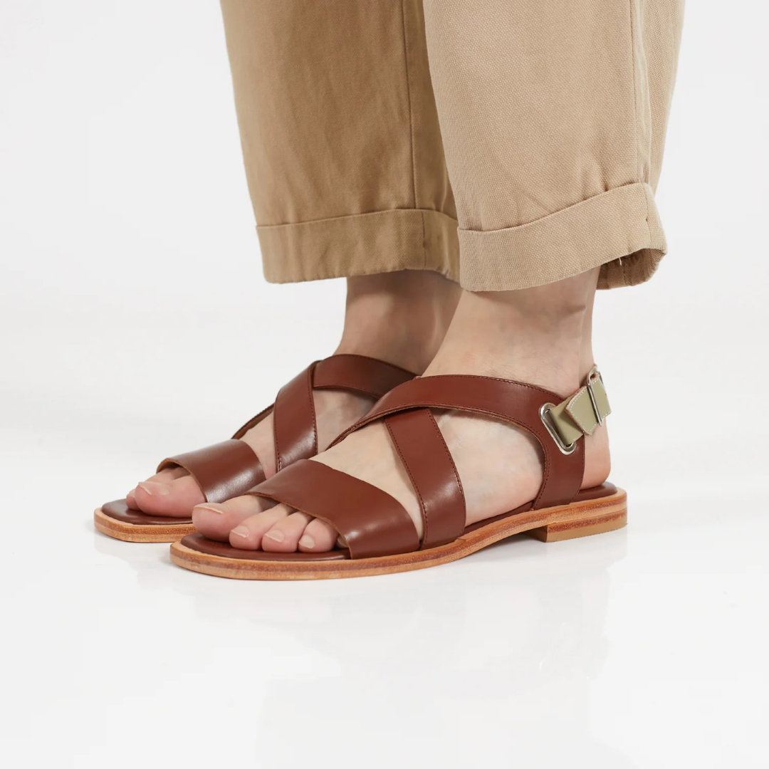 Sandalias con tiras cruzadas en cuero para mujer