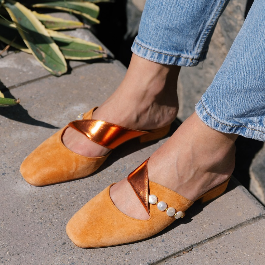 Sandalias elegantes con punta cerrada y perlas decorativas