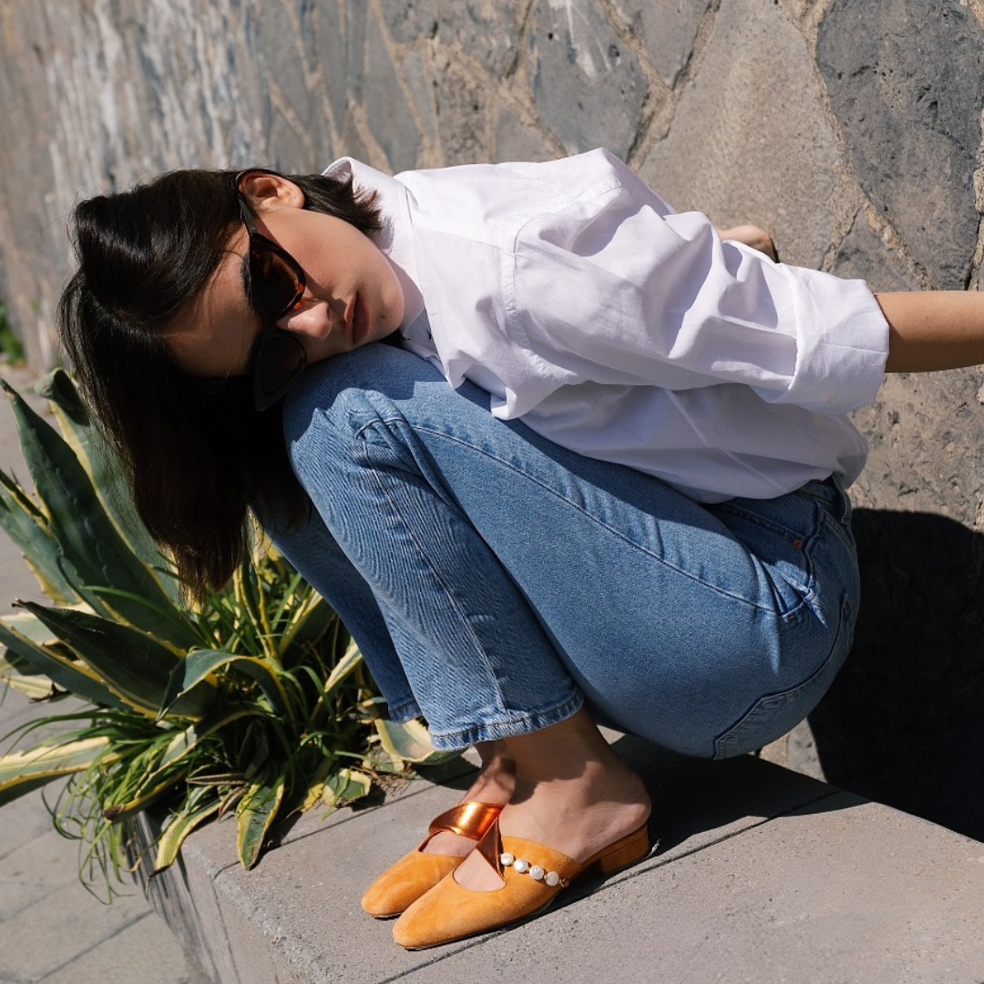 Sandalias elegantes con punta cerrada y perlas decorativas