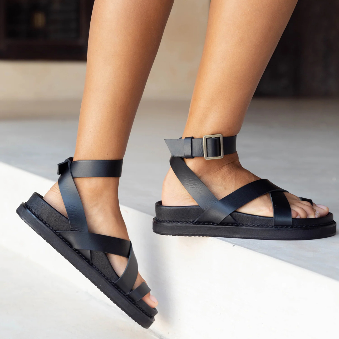 Sandalias de cuero con diseño entrecruzado y ajuste en el tobillo
