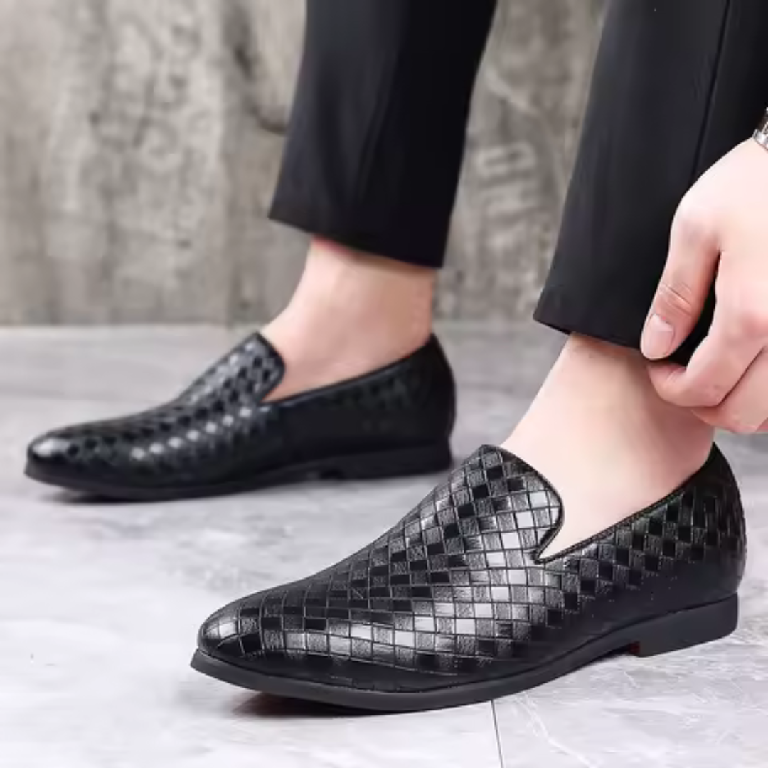 Mocasines de hombre de cuero brillante con textura rugosa