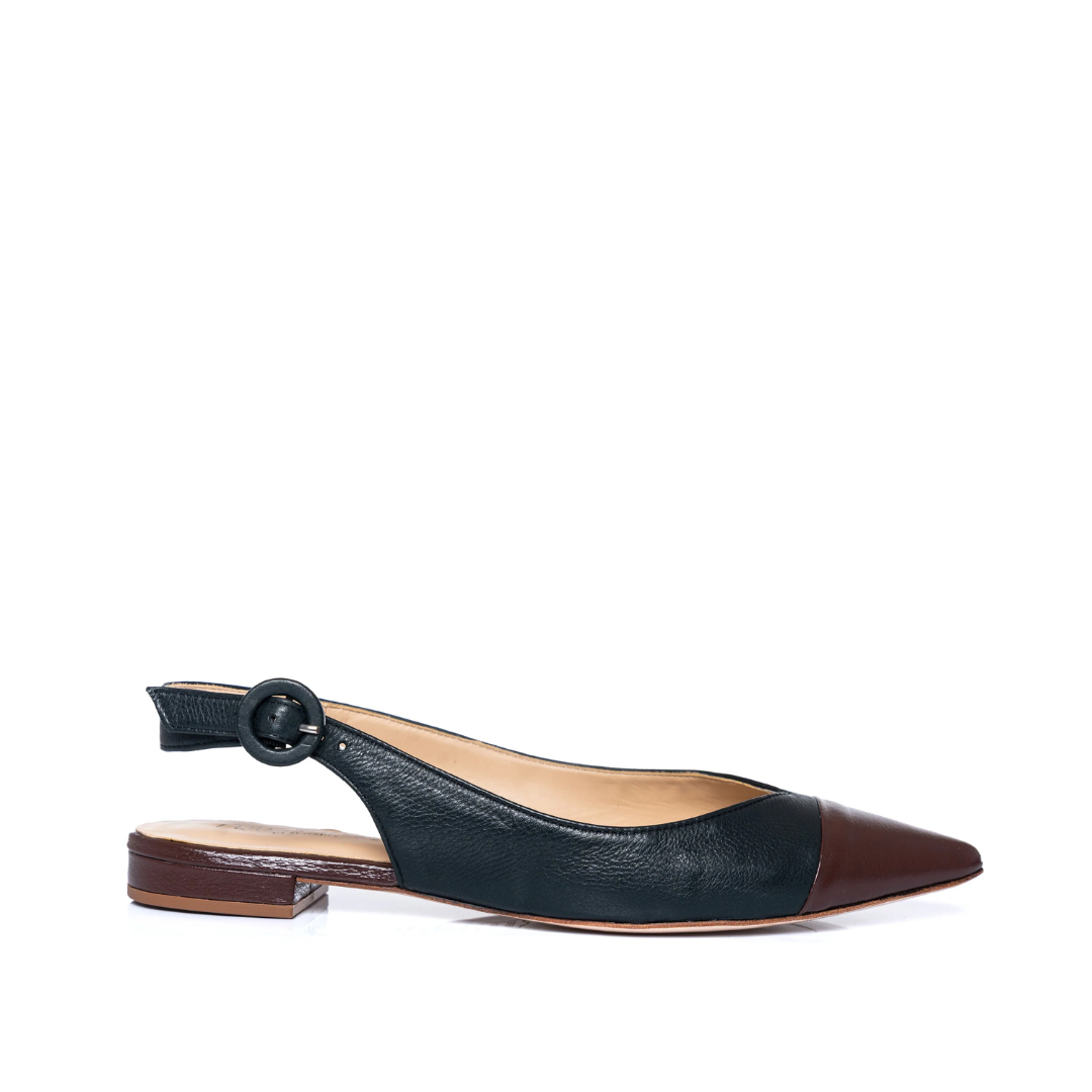 Sandalias planas con tiras ajustables y puntera cerrada