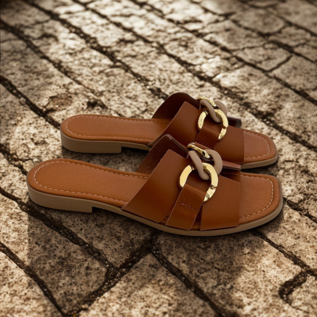 Sandalias de cuero con accesorio dorado para mujer