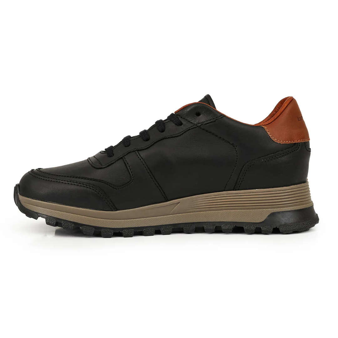 Zapatillas de hombre de cuero negro con detalles marrones
