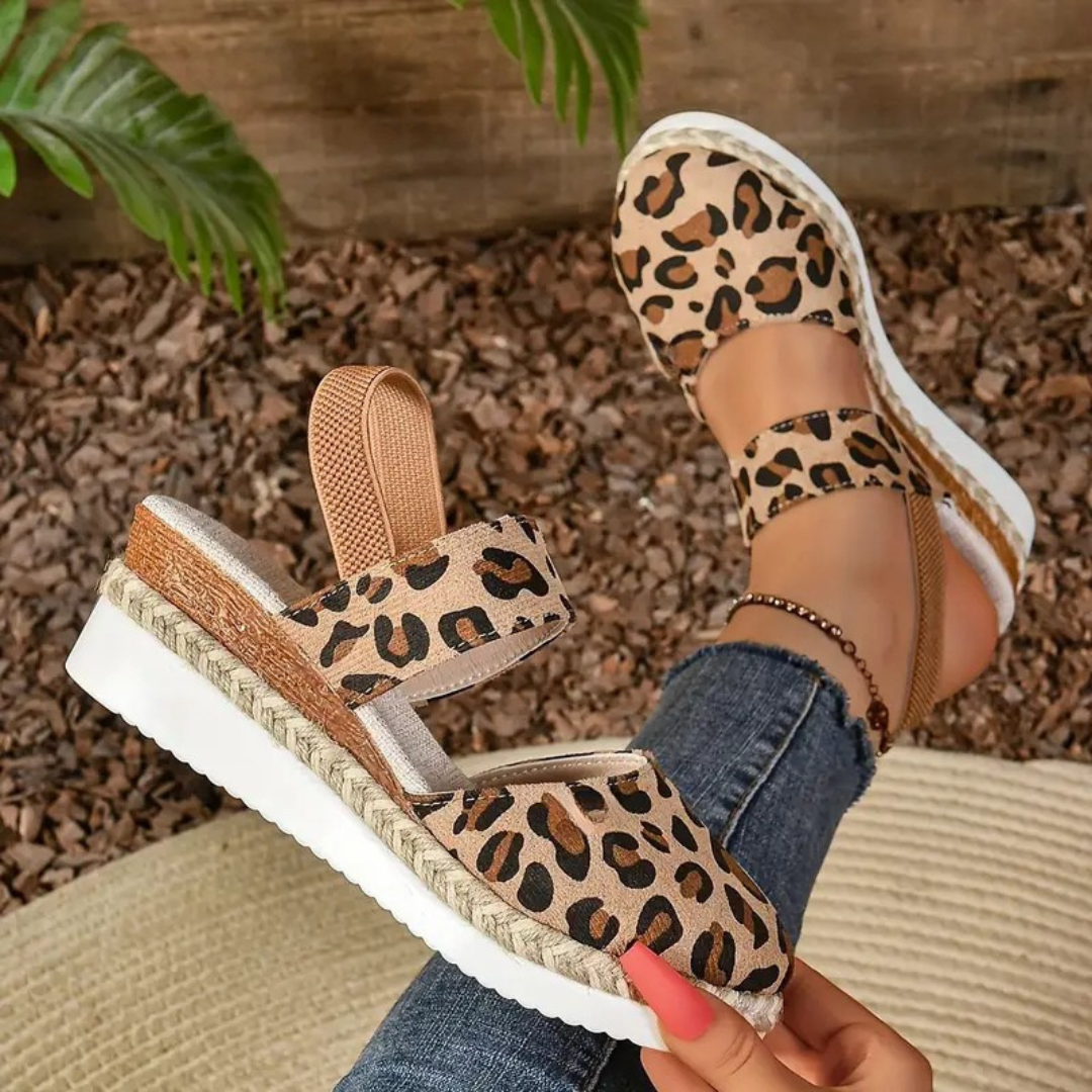 Sandalias cerradas de tacón en gamuza para mujer