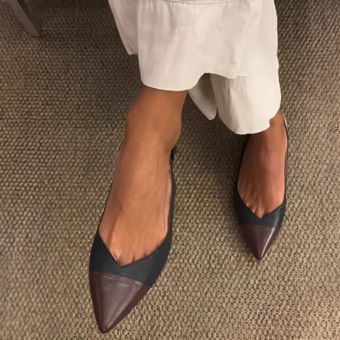 Sandalias planas con tiras ajustables y puntera cerrada