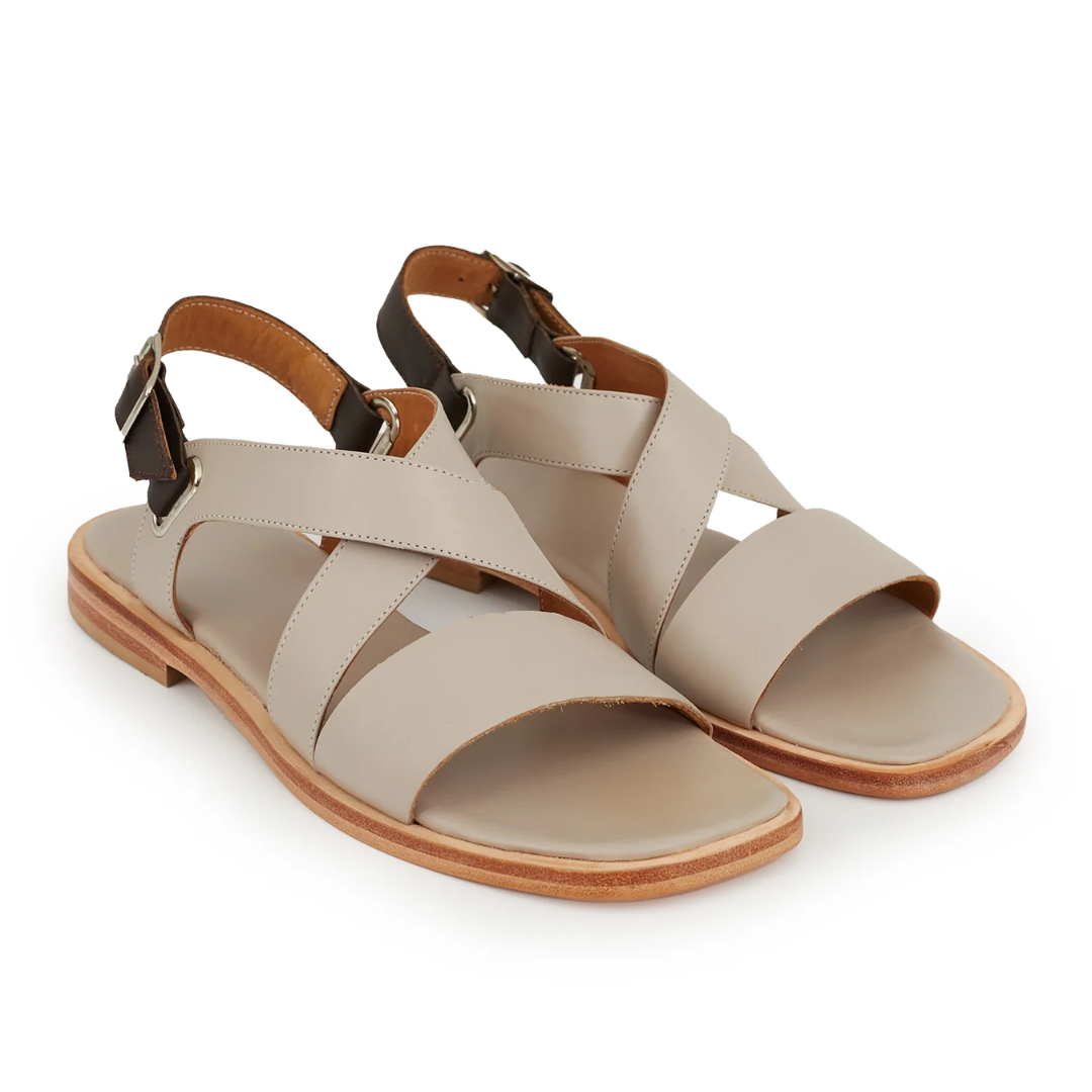 Sandalias con tiras cruzadas en cuero para mujer