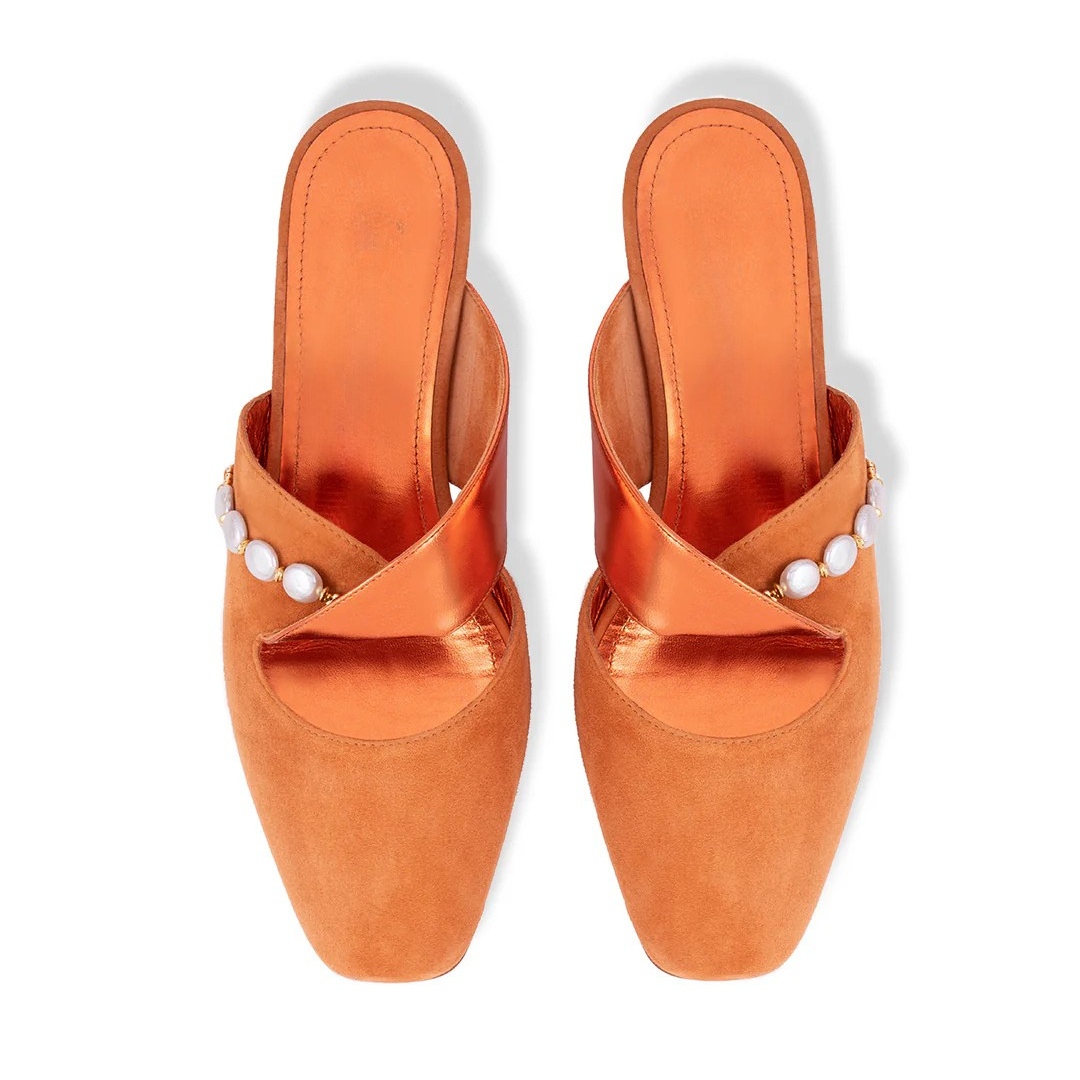 Sandalias elegantes con punta cerrada y perlas decorativas