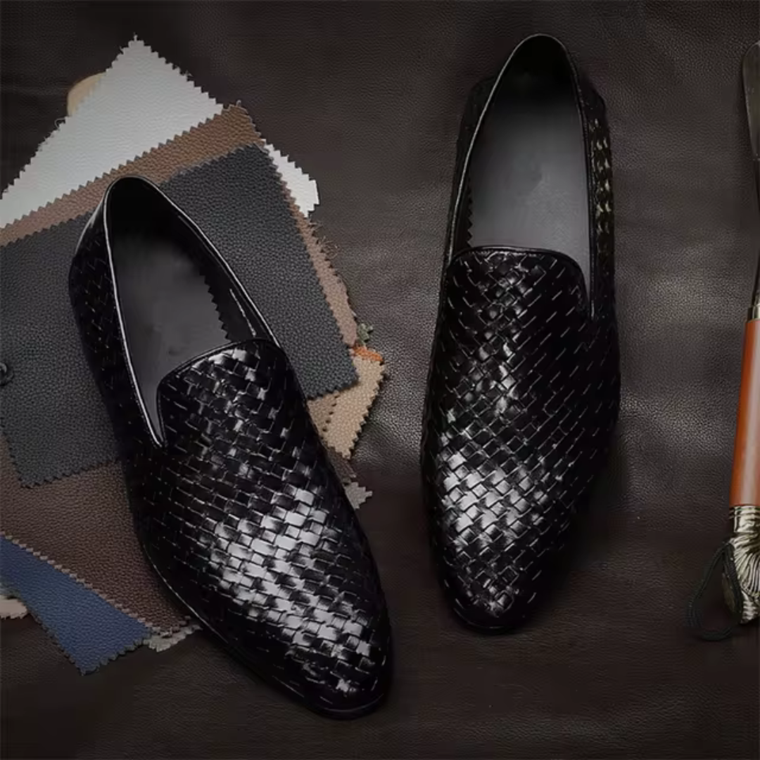 Mocasines de hombre de cuero brillante con textura rugosa