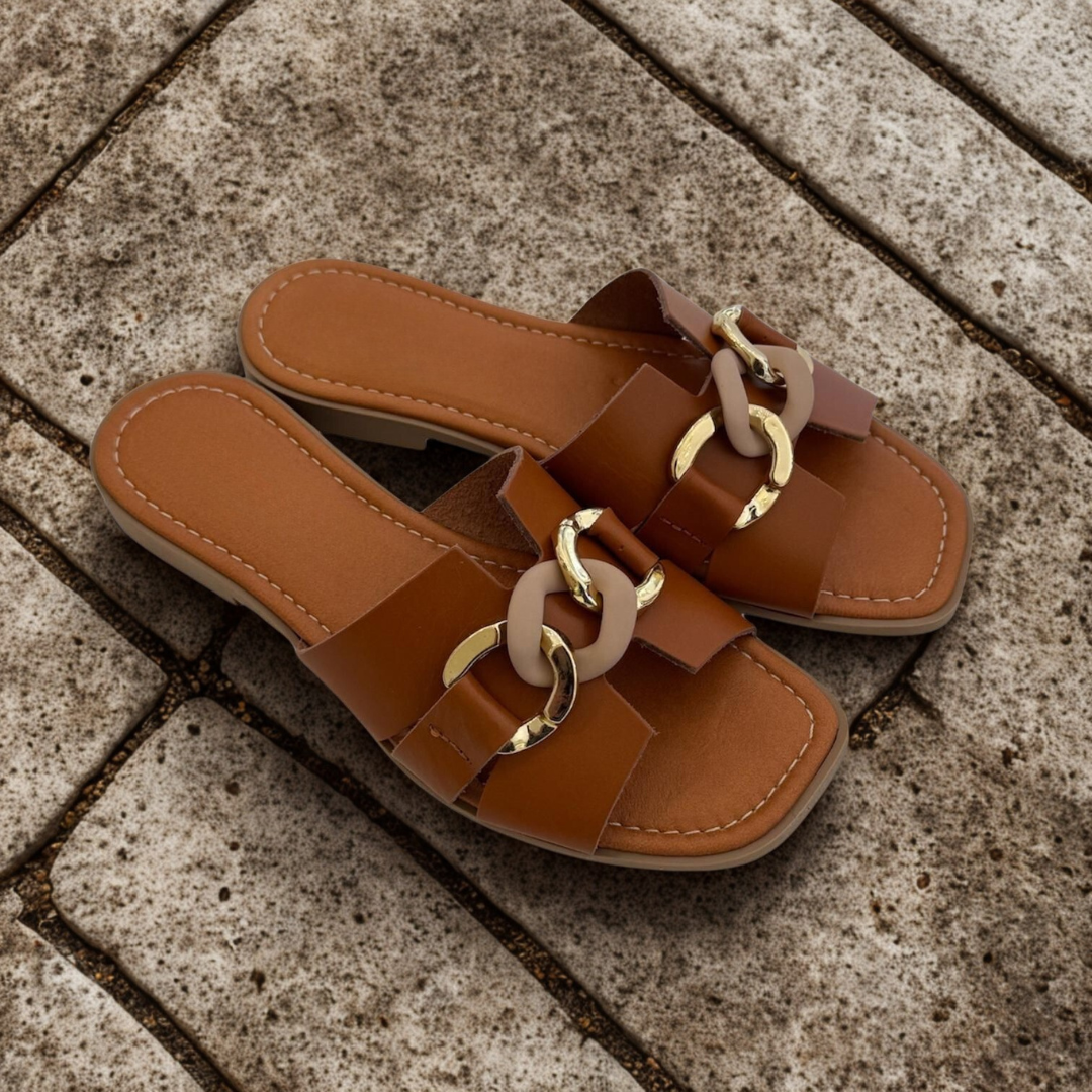 Sandalias de cuero con accesorio dorado para mujer