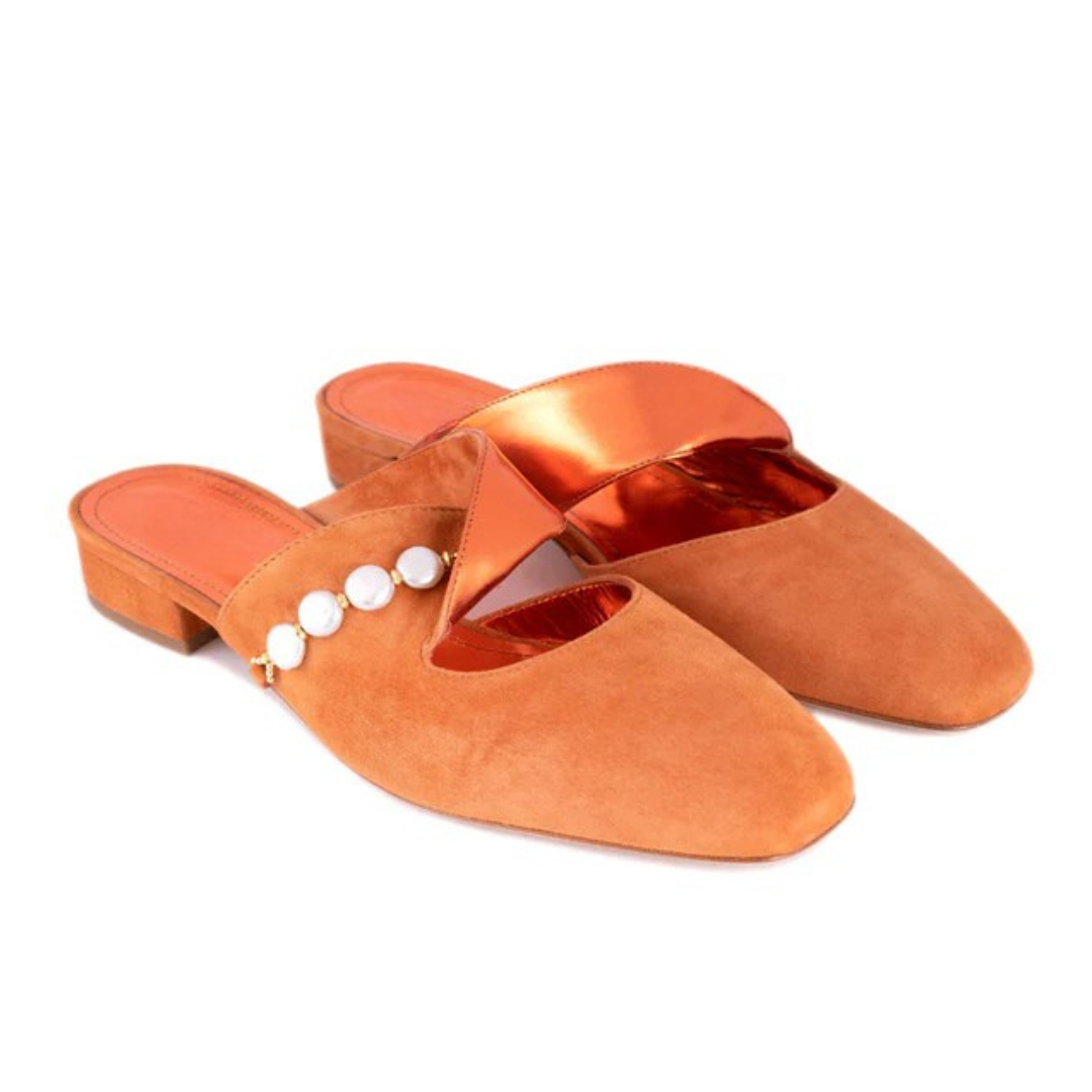 Sandalias elegantes con punta cerrada y perlas decorativas