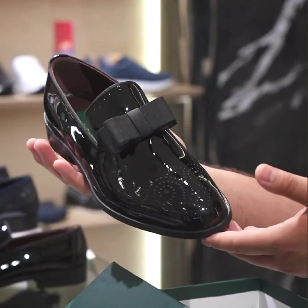 Zapatos de cuero brillante sin cordones con lazo
