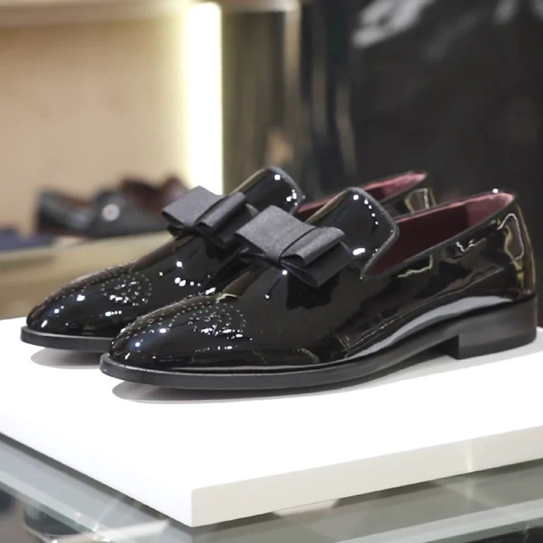 Zapatos de cuero brillante sin cordones con lazo