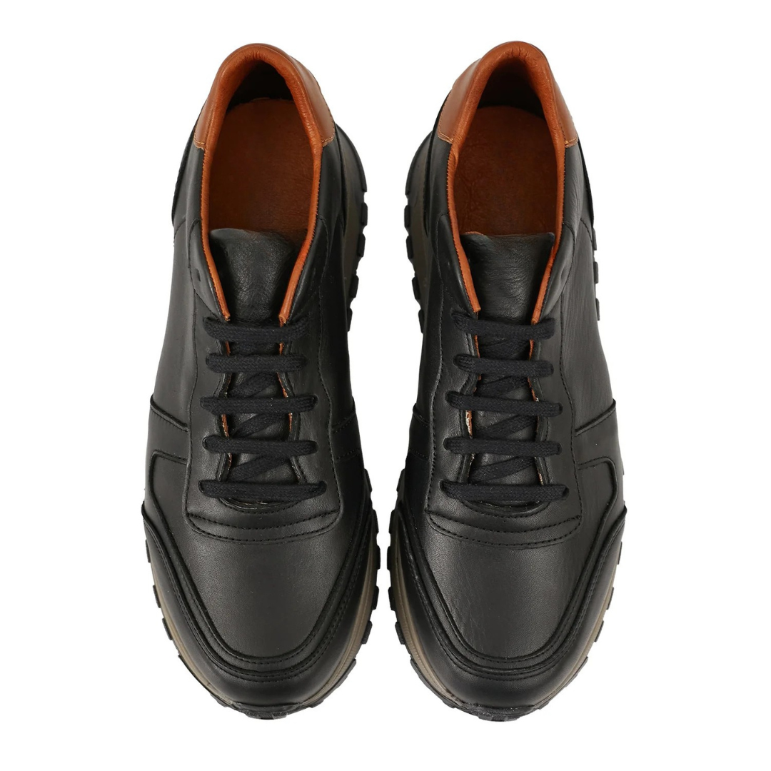 Zapatillas de hombre de cuero negro con detalles marrones