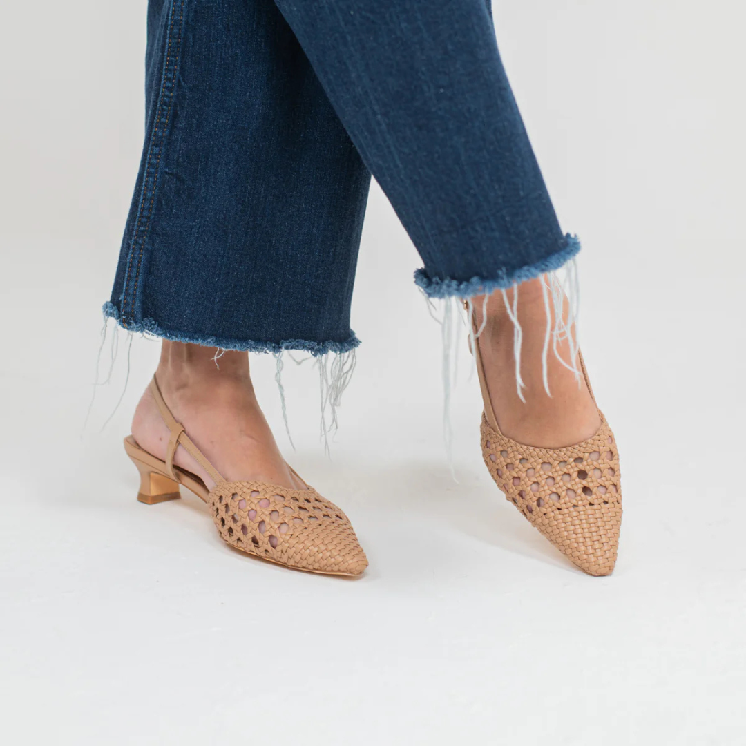 Sandalias trenzadas con tacón bajo y diseño artesanal