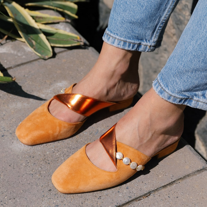 Sandalias elegantes con punta cerrada y perlas decorativas