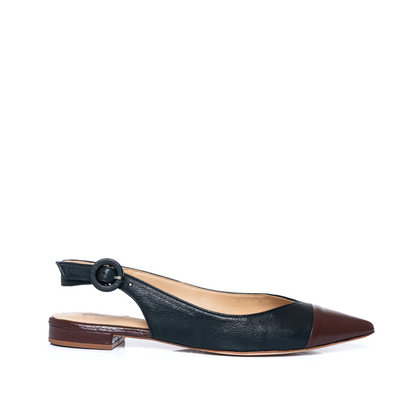 Sandalias planas con tiras ajustables y puntera cerrada