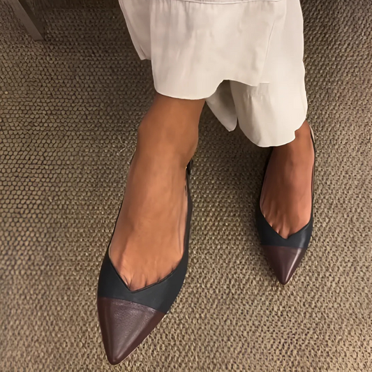 Sandalias planas con tiras ajustables y puntera cerrada