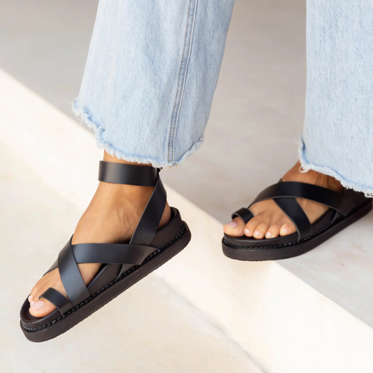 Sandalias de cuero con diseño entrecruzado y ajuste en el tobillo