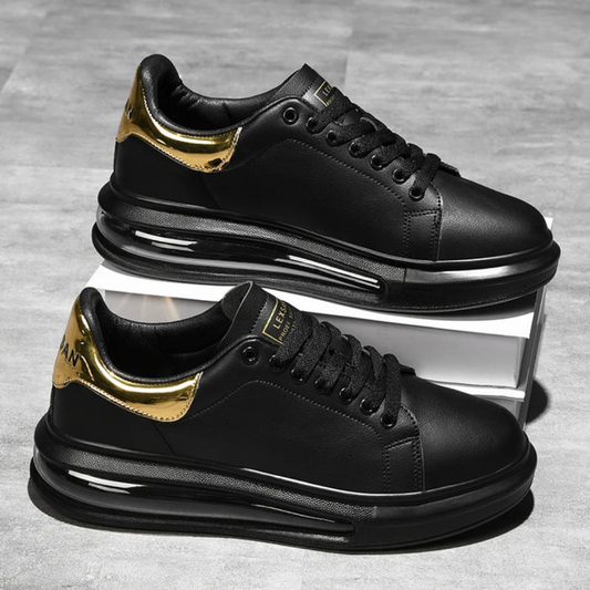 Zapatillas de cuero negro con detalles dorados y suela deportiva