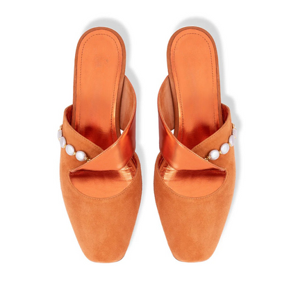 Sandalias elegantes con punta cerrada y perlas decorativas