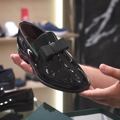 Zapatos de cuero brillante sin cordones con lazo
